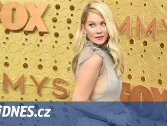 Christina Applegate předvedla sadu holí. Už se bez nich neobejde