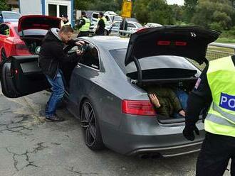 Policie od soboty na hranicích kontrolovala 18 tisíc lidí. Zadržela 240 migrantů