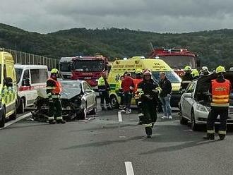 Dálnici D8 ve směru na Německo uzavřela hromadná nehoda, šest zraněných