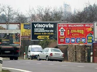 Boj s billboardy u dálnic a silnic pokračuje. Vlastníci se odstranění vyhýbají