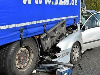 Auto nabouralo do kamionu s papírem, řidič nestihl včas dobrzdit