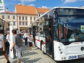 Nové autobusy, staré ceny. Nejen ve Znojmě ale zdraží papírové jízdenky