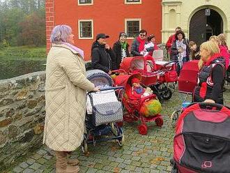 Červenou Lhotu obsadily kočárky. Milovníci reborn panenek ladili k zámku