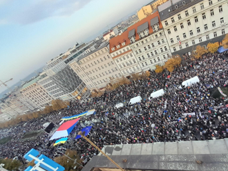 Proti strachu a nenávisti. Na „Václaváku“ demonstrovaly desítky tisíc lidí