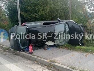 Opitý vodič v Čadci vyletel s autom na chodník, po ktorom šla matka s deťmi  