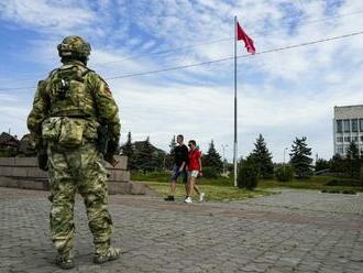 Prokremeľské úrady vyzvali obyvateľov Chersonu na evakuáciu, vraj hrozia teroristické útoky