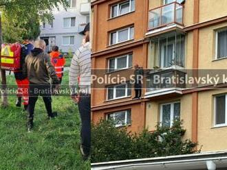 Policajti zabránili tragédii v Bratislave: Zúfalý muž chcel vyskočiť z okna!