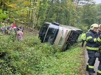 Hrôzostrašná nehoda: PREVRÁTIL sa autobus plný cestujúcich!