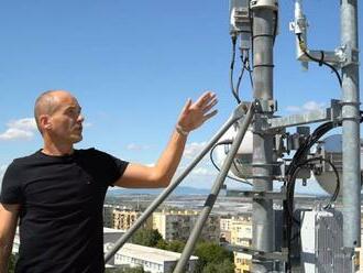 Strechy panelákov sú nimi doslova posiate: Treba sa BÁŤ vysielačov mobilného signálu?