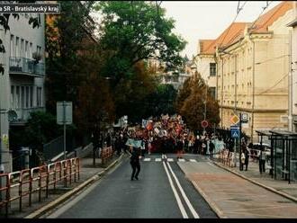 Ďalší POCHOD v Bratislave: Dav sa dostal až k parlamentu! Čo ŽIADAJÚ demonštranti? FOTO