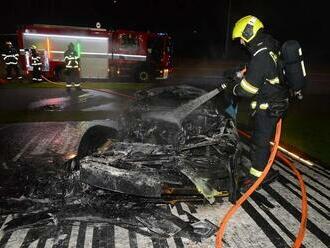 Mentálně slabší pyroman zapálil v Praze Lamborghini Huracán STO. Začal hořet spolu s autem