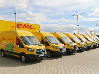 Český Ford předal přepravní společnosti DHL Express 14 bezemisních užitkových vozů Ford E-Transit