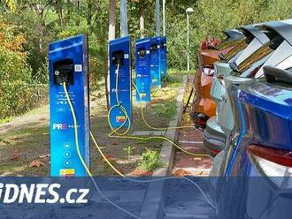 Novou nabíječku v Praze živí powerbanka z vysloužilých baterií Škody Enyaq