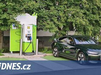 Unie tlačí elektromobilitu. Nabíječka povinně každých šedesát kilometrů