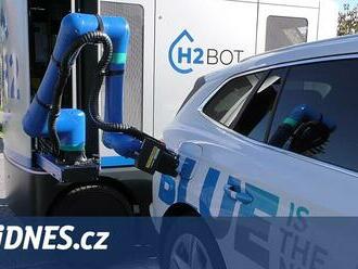 Mobilní vodíková nabíječka elektroaut je český vynález, prozkoumali jsme ji