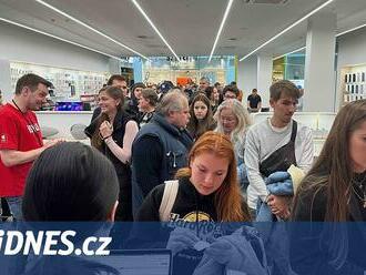 Fronta až k metru. V Praze otevřela nová prodejna, připomíná Apple Store