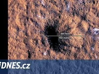 Na Mars dopadl veliký meteorit, v kráteru jsou kusy ledu, odhalila NASA