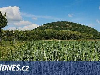 Bájné hory Říp a Blaník spojila turistická stezka, má skoro 300 kilometrů