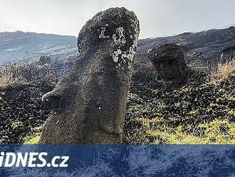 Nenapravitelné škody. Sochy na Velikonočním ostrově poničil požár