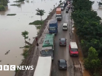 Nigeria floods: People evacuate on top of cars