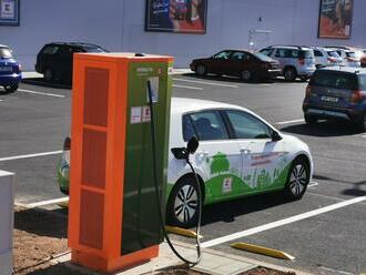 Kaufland zpoplatňuje nabíjení elektromobilů