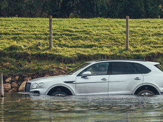 Britové poslali dvě superluxusní SUV do těžkého terénu, pro jedno z nich to dobře nedopadlo