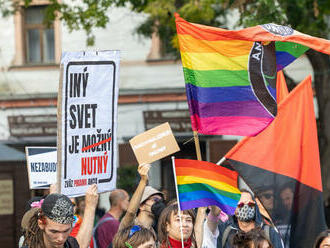 Súd potvrdil policajnú diskrimináciu. Homosexuálnym manželom dovolí zostať na Slovensku