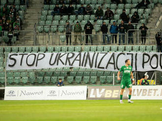 Stop ukrajinizácii! Poliaci riešia škandalózny nápis na futbale vo Vroclave