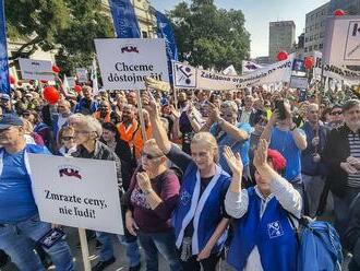 V Bratislave a Prahe sa protestovalo proti chudobe, prišli tisícky ľudí