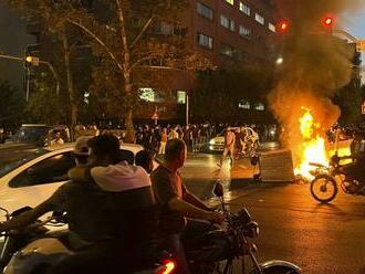 Zásahy iránskej polície pri protestoch po smrti mladej Kurdky majú už 108 obetí