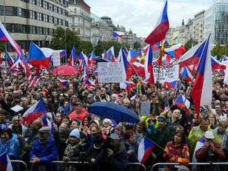 Protestujúci v Praha žiadajú demisiu Fialu či odchod z EÚ a NATO