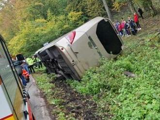 V obci Bohunice skončil autobus mimo cesty, päť osôb sa zranilo