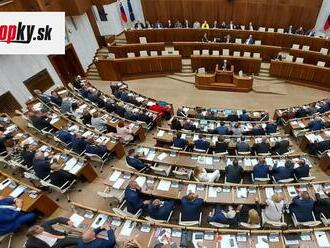 O zvýšení platov zdravotníkov rozhodnú poslanci v stredu poobede