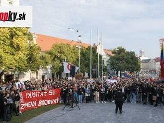 V Bratislave sa opäť pochodovalo: Dav ľudí skandoval pred parlamentom! Reakcia na vraždu Juraja a Matúša