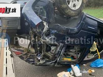 Na D1 pred Sencom sa prevrátilo auto na strechu, tvoria sa kolóny