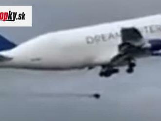 VIDEO Hrôza na letisku: Z Boeingu 747 po štarte odpadlo koleso, stokilový balvan sa rútil k zemi