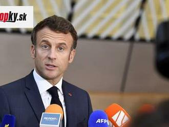 Emmanuel Macron želá Británii rýchly návrat k stabilite