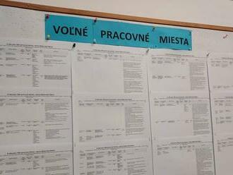 Voľné pracovné miesta v okrese R. Sobota: Hľadajú bagristu, kozmetičku, kuchára, predavačku i lekára