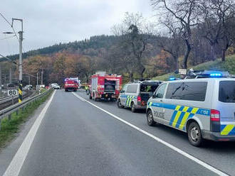 Mezi obcemi Jablůnka a Bystřička zemřeli při čelním střetu nákladního a osobního vozidla dva mladíci