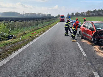 U Bánova na Uherskohradišťsku došlo k nehodě dvou osobních vozidel, hlavní tah byl uzavřen