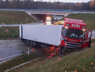 Při sjíždění z dálnice D3 na obec Hluboká nad Vltavou kamion přejel kruhový objezd a narazil do svahu