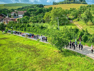 Obce si pořizují heraldické znaky, těží z nich pak i hasiči. Alerion dodává nejen prapory a vlajky