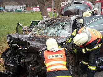 Dvě jednotky zasahují na silnici mezi obcemi Úpice a Batňovice na Trutnovsku u nehody osobního…