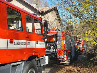 Při požáru v Hostinném byla ze zasaženého bytu zachráněna jedna osoba, skončila v nemocnici