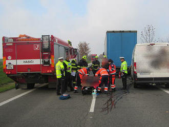 U obce Zlechov, nedaleko odbočky na Kyjov, zasahovali hasiči u nehody dodávky a kamionu. Museli vyprošťovat