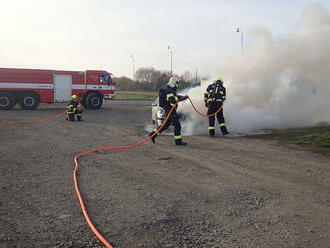 K požáru osobního auta Peugeot došlo v ulici Krátká v Holešově – Všetulích na Kroměřížsku. K…