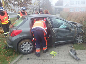 V Otrokovicích skončil řidič s vozidlem na chodníku, naštěstí po něm nikdo nešel