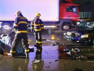 Na Českobrodské ulici v Praze hasiči zasahovali u dopravní nehody osobního automobilu a motorkáře,…