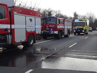 Nehoda na Vyškovsku si vyžádala lidský život, na obchvatu Slavkova u Brna automobil narazil do stromu