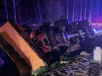 Na Náchodsku u Kramolny havaroval sypač, skončil na boku pod úrovní komunikace. Vyprostit ho musela…